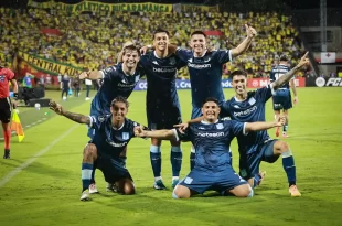 Racing goleó en Colombia al Bucaramanga