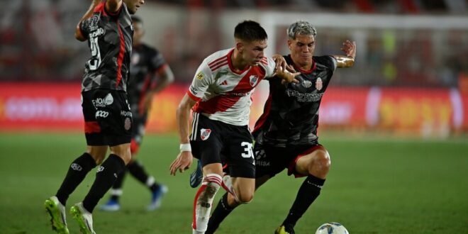River Plate goleó y cerró los octavos de final