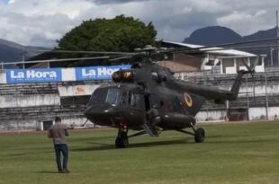 Helicóptero irrumpe en partido de fútbol femenino en Brasil