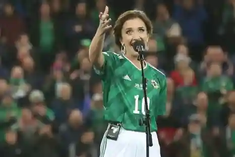 Soprano italiana interpreta himno inglés en Irlanda del Norte, polémica en redes