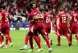 Banderas de Emiratos Árabes Unidos durante partido de eliminatorias mundialistas de fútbol en Asia