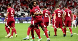 Banderas de Emiratos Árabes Unidos durante partido de eliminatorias mundialistas de fútbol en Asia