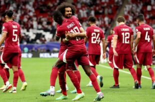 Banderas de Emiratos Árabes Unidos durante partido de eliminatorias mundialistas de fútbol en Asia
