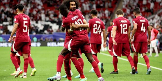 Banderas de Emiratos Árabes Unidos durante partido de eliminatorias mundialistas de fútbol en Asia