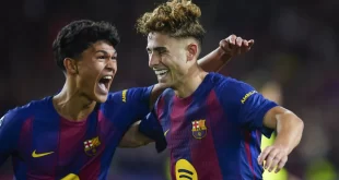 Fermín López celebrando con sus compañeros del FC Barcelona durante el partido de Champions League contra el Olympiacos