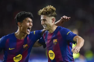 Fermín López celebrando con sus compañeros del FC Barcelona durante el partido de Champions League contra el Olympiacos