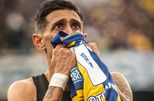 Ángel Di María celebra con la camiseta de Rosario Central tras convertir el penal polémico que selló la clasificación a la Copa Libertadores 2026