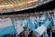 Hinchas de Racing Club preparando banderas celeste y blanco para viajar a Rio de Janeiro al estadio Maracaná en Copa Libertadores