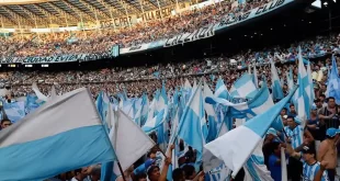 Hinchas de Racing Club preparando banderas celeste y blanco para viajar a Rio de Janeiro al estadio Maracaná en Copa Libertadores