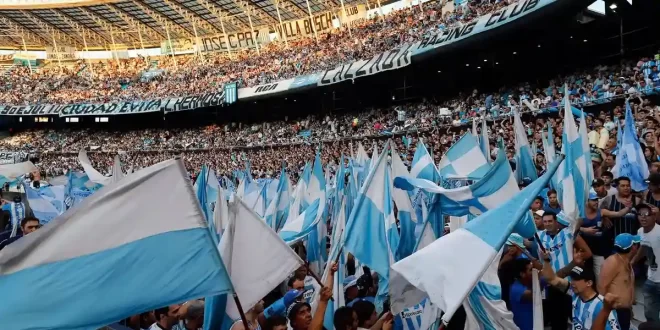 Hinchas de Racing Club preparando banderas celeste y blanco para viajar a Rio de Janeiro al estadio Maracaná en Copa Libertadores