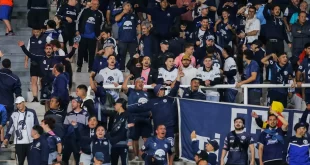 Hinchas de Independiente Rivadavia en la tribuna del estadio Kempes bajo la lluvia durante la semifinal de Copa Argentina contra River Plate