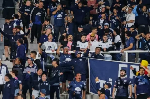 Hinchas de Independiente Rivadavia en la tribuna del estadio Kempes bajo la lluvia durante la semifinal de Copa Argentina contra River Plate