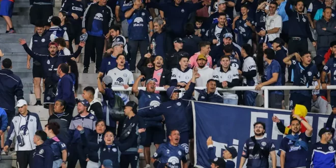 Hinchas de Independiente Rivadavia en la tribuna del estadio Kempes bajo la lluvia durante la semifinal de Copa Argentina contra River Plate