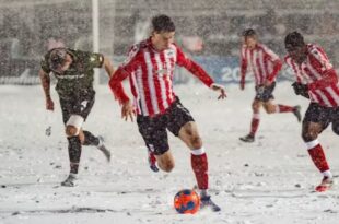 Jugadores del Atlético Ottawa y Cavalry FC compitiendo en la nieve durante la final del Canadian Premier League a -8°C