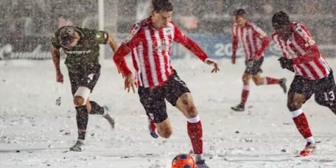 Jugadores del Atlético Ottawa y Cavalry FC compitiendo en la nieve durante la final del Canadian Premier League a -8°C