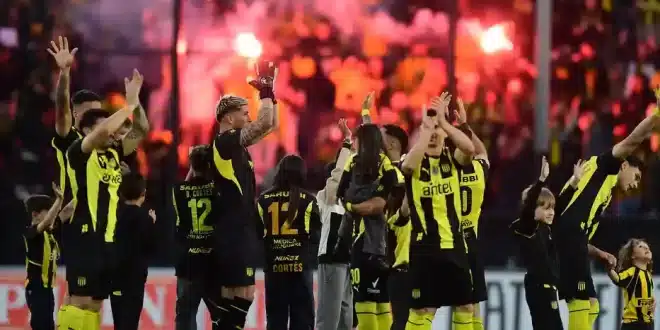 Peñarol campeón Clausura 2025 celebrando el título