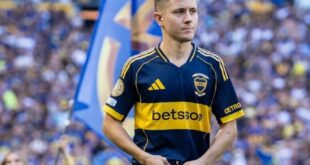 Ander Herrera celebra tras provocar el penal clave en la victoria de Boca Juniors ante Estudiantes en La Plata