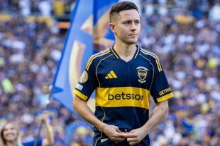 Ander Herrera celebra tras provocar el penal clave en la victoria de Boca Juniors ante Estudiantes en La Plata