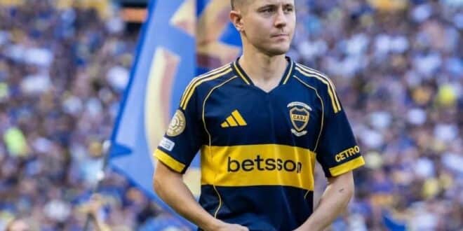 Ander Herrera celebra tras provocar el penal clave en la victoria de Boca Juniors ante Estudiantes en La Plata