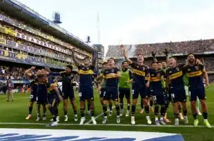 Boca Juniors jugadores celebrando tras asegurar su pasaje a Copa Libertadores 2026 en La Bombonera