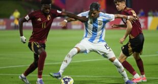 Jugadores de la Selección Argentina Sub 17 celebrando la victoria 3-2 sobre Bélgica en el debut del Mundial Sub 17 Qatar 2025 en Aspire Zone, Doha