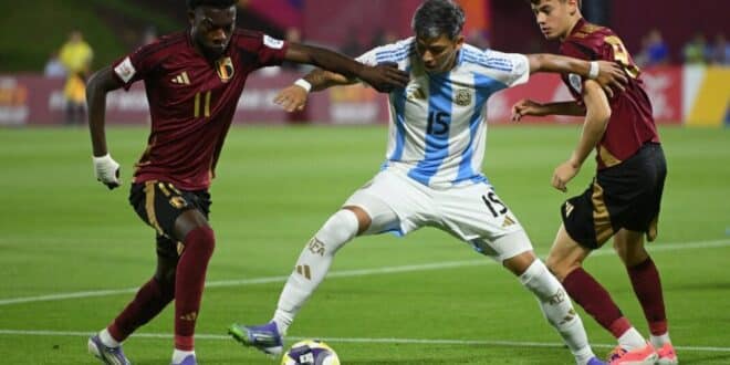 Jugadores de la Selección Argentina Sub 17 celebrando la victoria 3-2 sobre Bélgica en el debut del Mundial Sub 17 Qatar 2025 en Aspire Zone, Doha