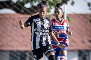 A la izquierda una jugadora de Ceará y a la derecha, tricolor, la de Fortaleza